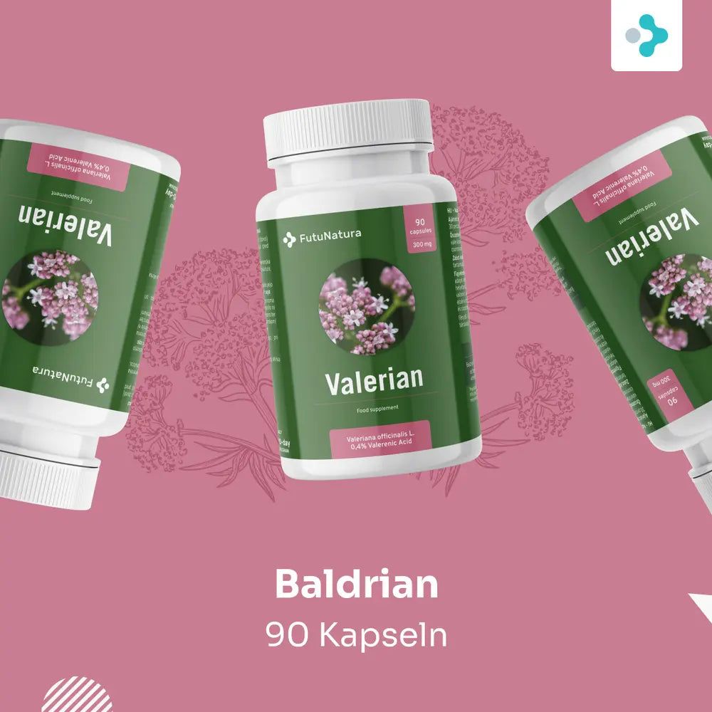 Drei Flaschen Baldrian-Kapseln auf einem Hintergrund mit Baldrianblüten.