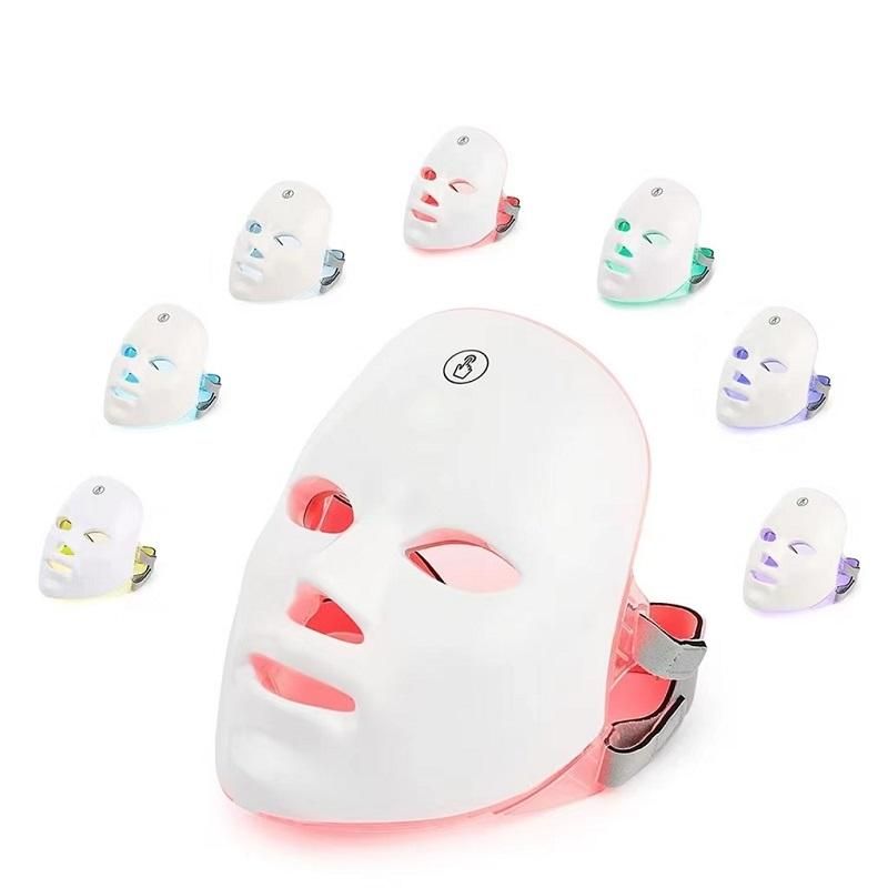 Weißes Gesichtsmaske-Design mit LED-Lichtern. Mehrere Masken um eine zentrale Maske angeordnet.