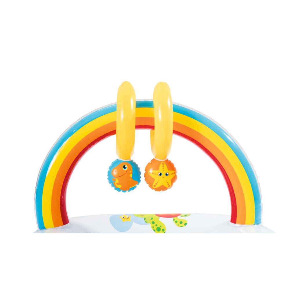 Aufblasbarer Regenbogen mit gelben Ringen und hängenden Spielzeugen. Bunte Gestaltung.