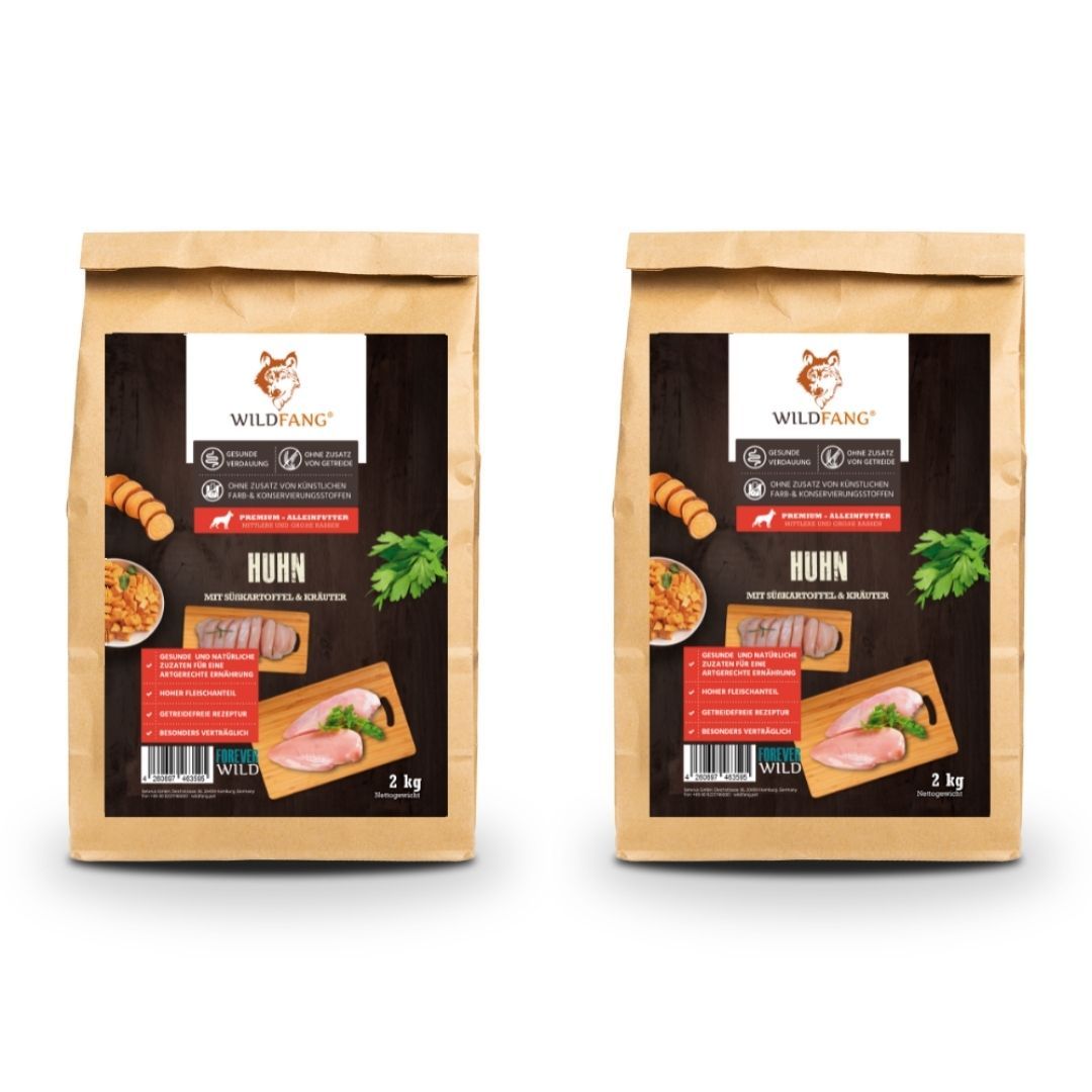Zwei Beutel Wildfang Hundefutter. Aufschrift: Huhn, ohne Getreide. Mit Illustrationen von Huhn, Gemüse und Kräutern.