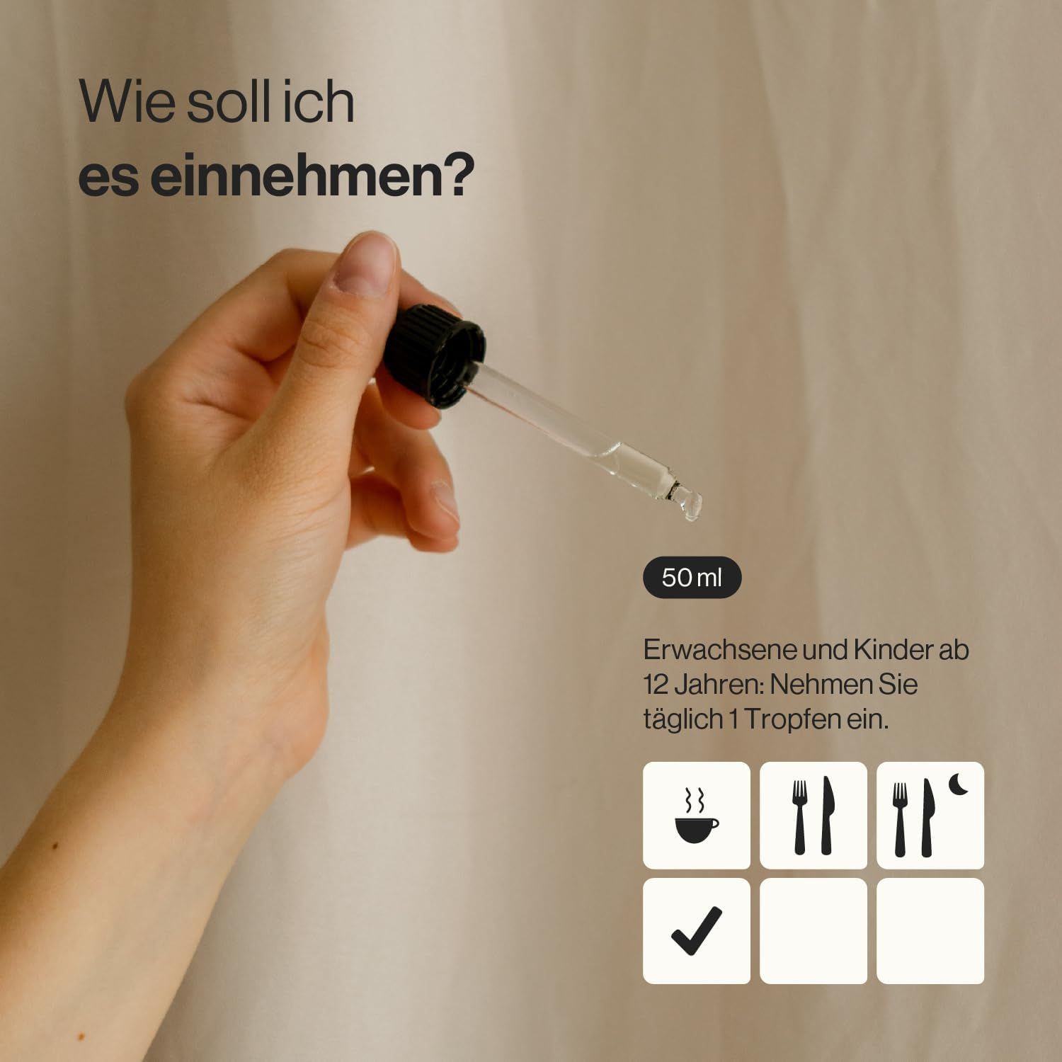 Hand hält einen Tropfer. Auf dem Tropfer befindet sich eine Flüssigkeit. Auf dem Hintergrund steht: 50ml. Text: Erwachsene und Kinder ab 12 Jahren: Nehmen Sie täglich 1 Tropfen ein.