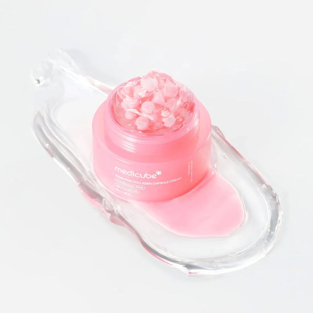 Medicube PDRN Pink Collagen Capsule Cream in einem rosa Tiegel auf einer durchsichtigen Ablage.