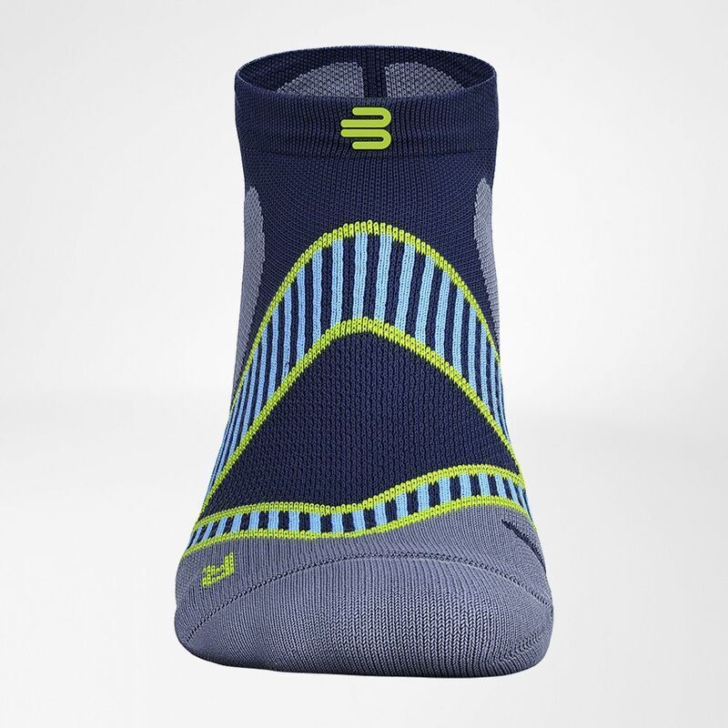 Dunkelblaue Sportsocken mit blau-gelben Streifen. Logo am oberen Rand. Graue Zehen- und Fersenpartie. Niedriger Schnitt.