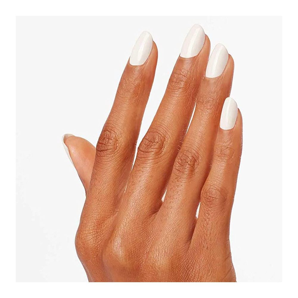 Hand mit weiß lackierten Fingernägeln. Die Nägel sind oval geformt.