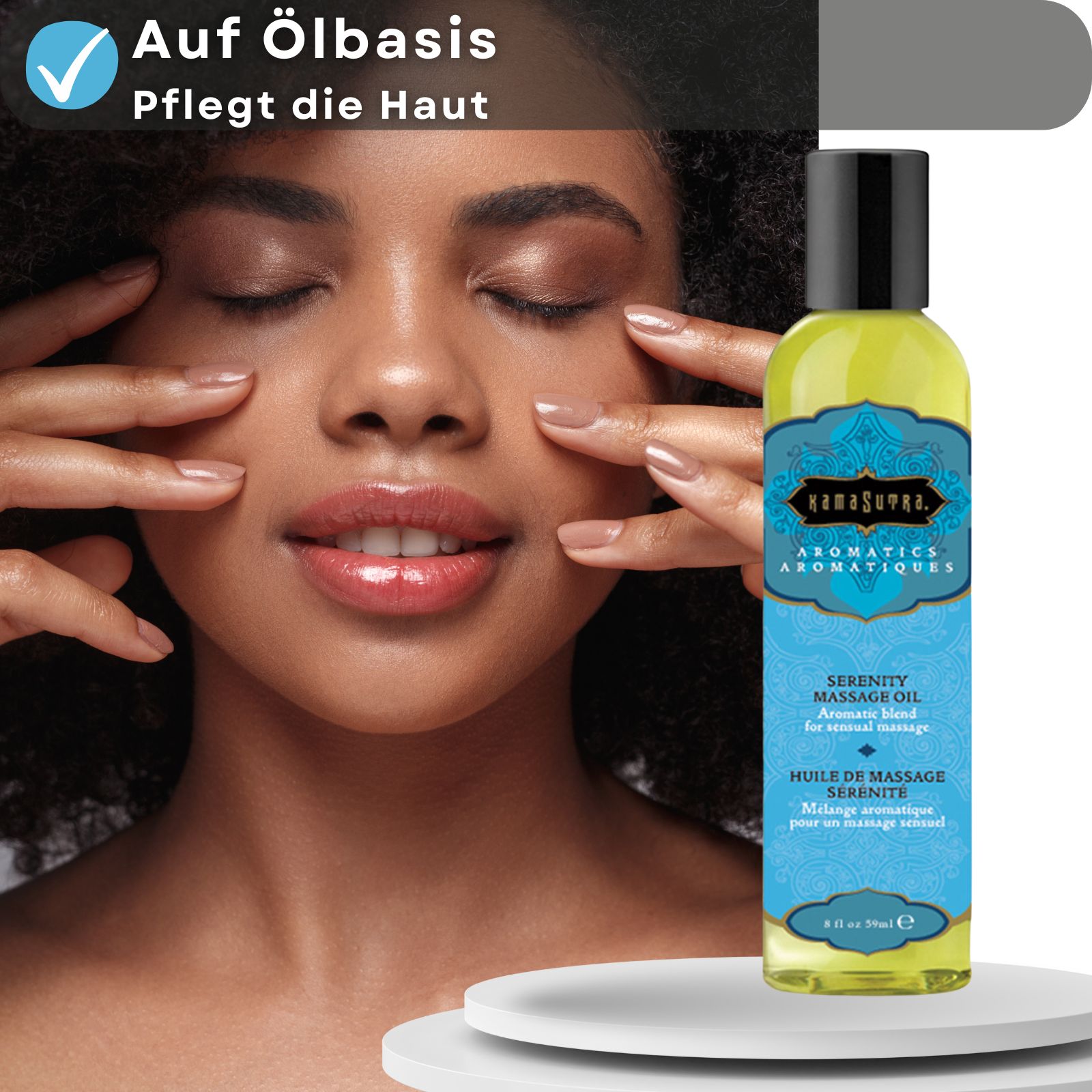 Kamasutra Massageöl Serenity. Frau berührt Gesicht. Flasche mit blauem Etikett. Auf Ölbasis, pflegt die Haut.