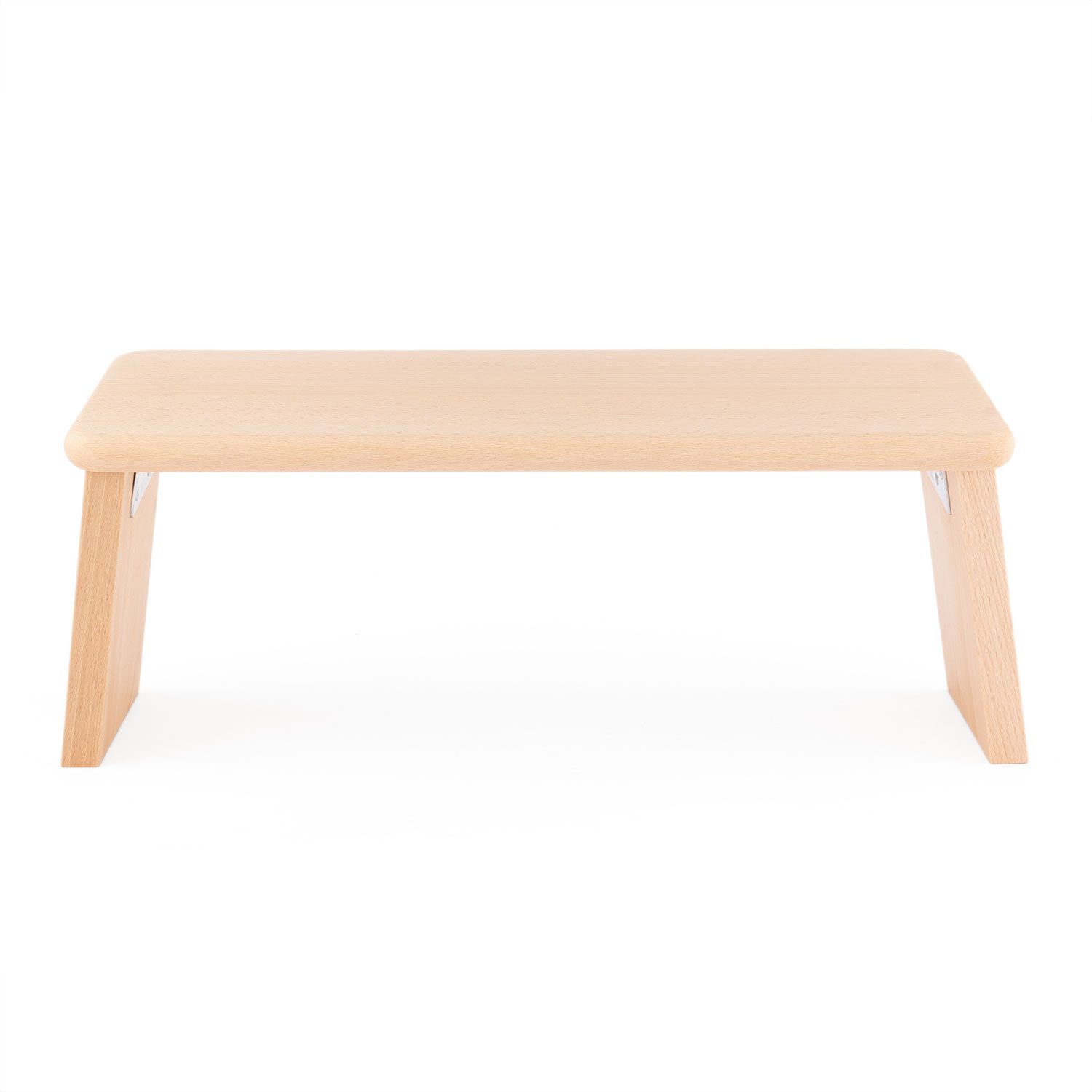 Meditationsbank aus hellem Holz. Rechteckige Sitzfläche, schräge Beine. Metallbeschläge an den Beinen.