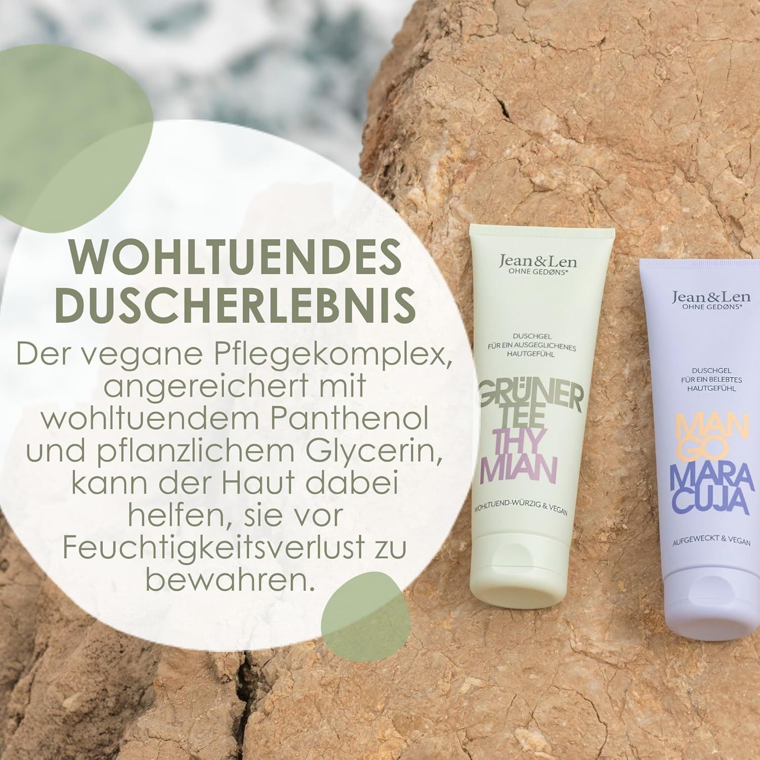 Zwei Duschgel-Tuben. Links: Grüner Tee & Thymian. Rechts: Maracuja. Auf Felsen platziert.