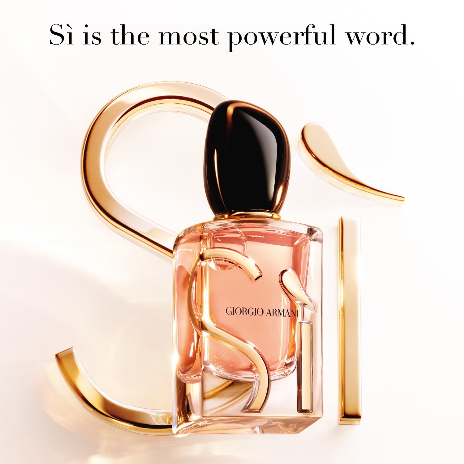 Giorgio Armani Si Eau de Parfum Intense. Flakon mit goldfarbenem Logo und Elementen. Schwarzer Deckel. Aufschrift: Si.