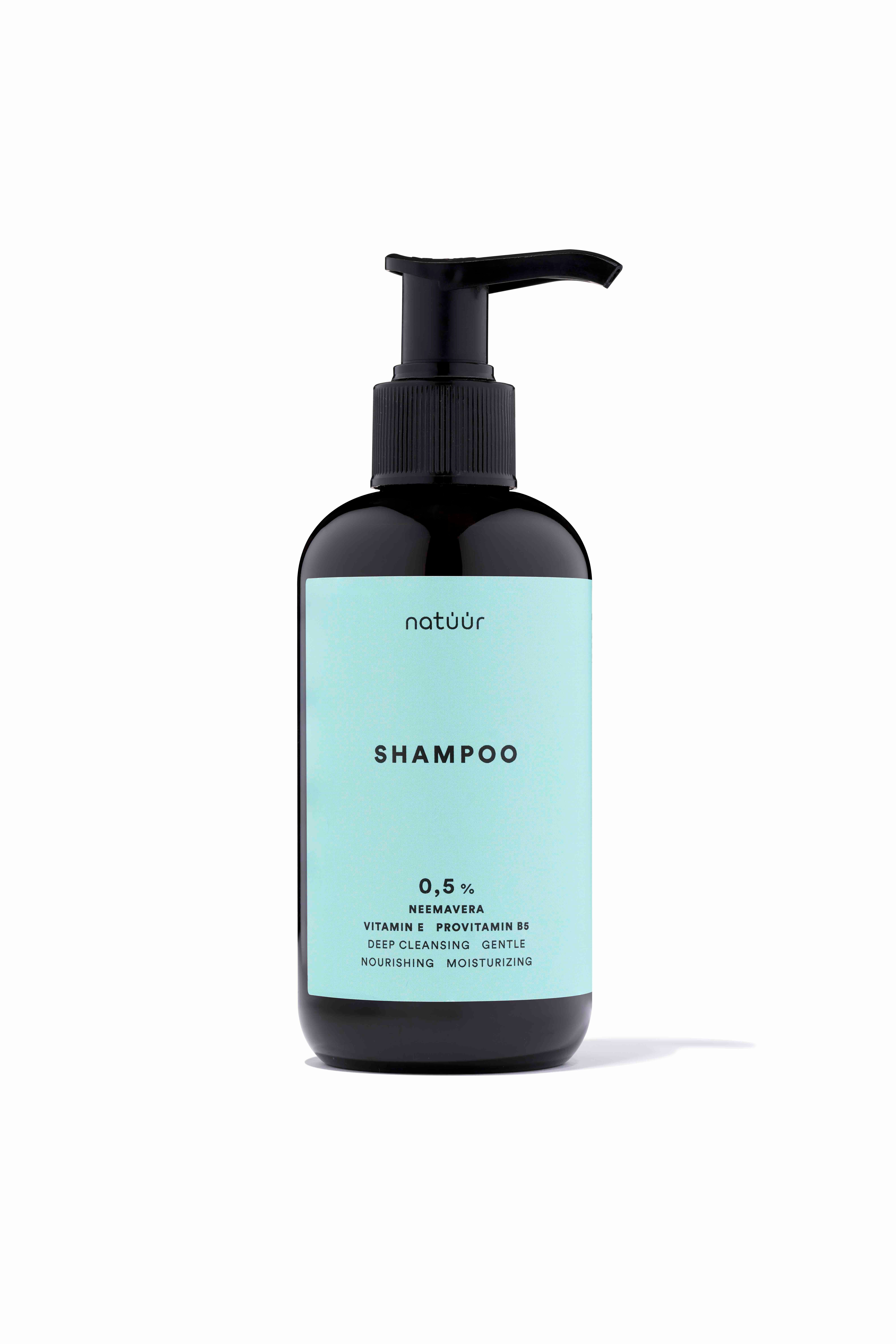 Braune Flasche mit schwarzem Pumpkopf. Aufkleber mit "natüür" und "SHAMPOO". Text: 0,5%, NeemAvera, Vitamin E, Provitamin B5, Deep Cleansing, Nourishing, Moisturizing.