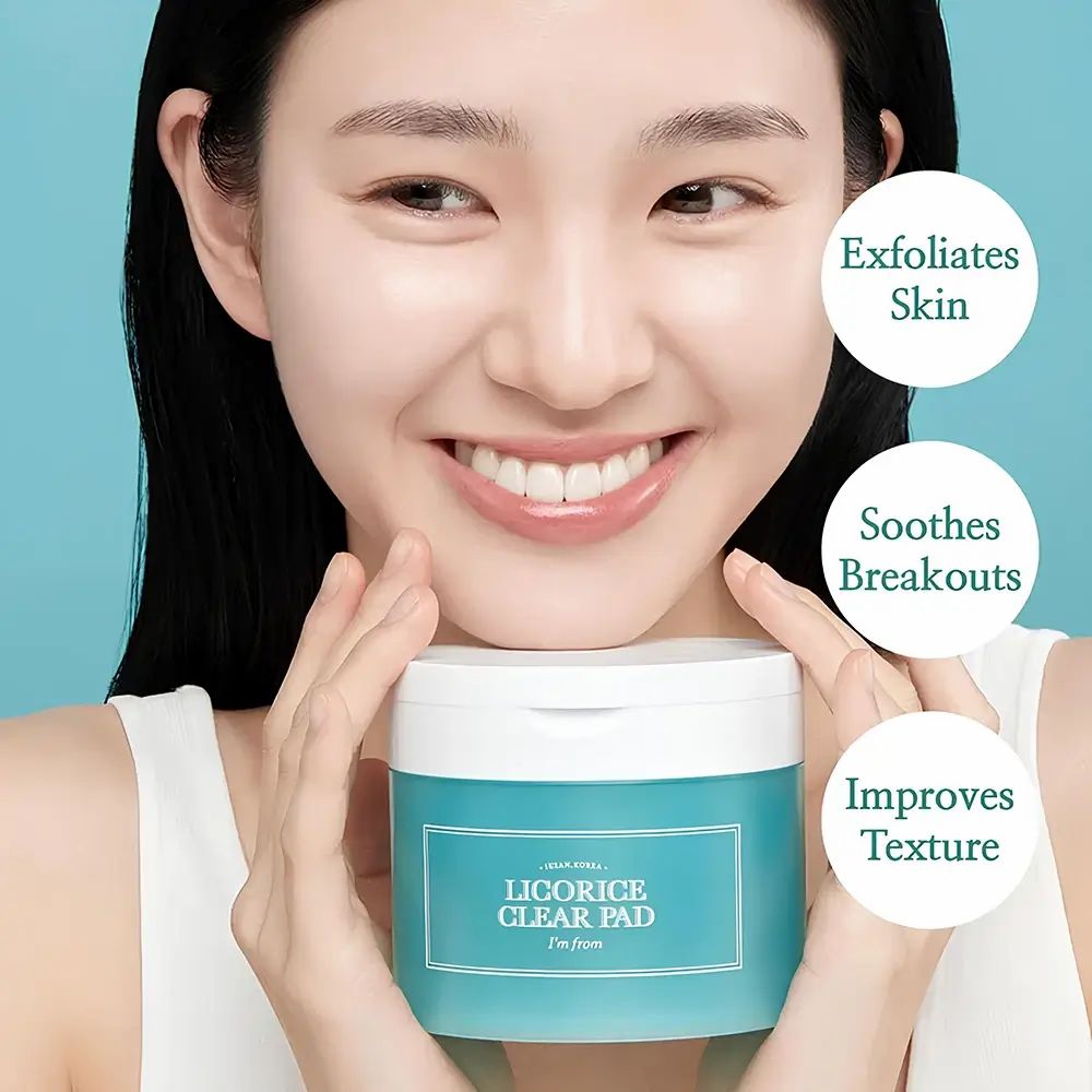 Frau hält eine Dose mit der Aufschrift LICORICE CLEAR PAD, I'm from. Text: Exfoliert Haut, Beruhigt Ausbrüche, Verbessert Textur.