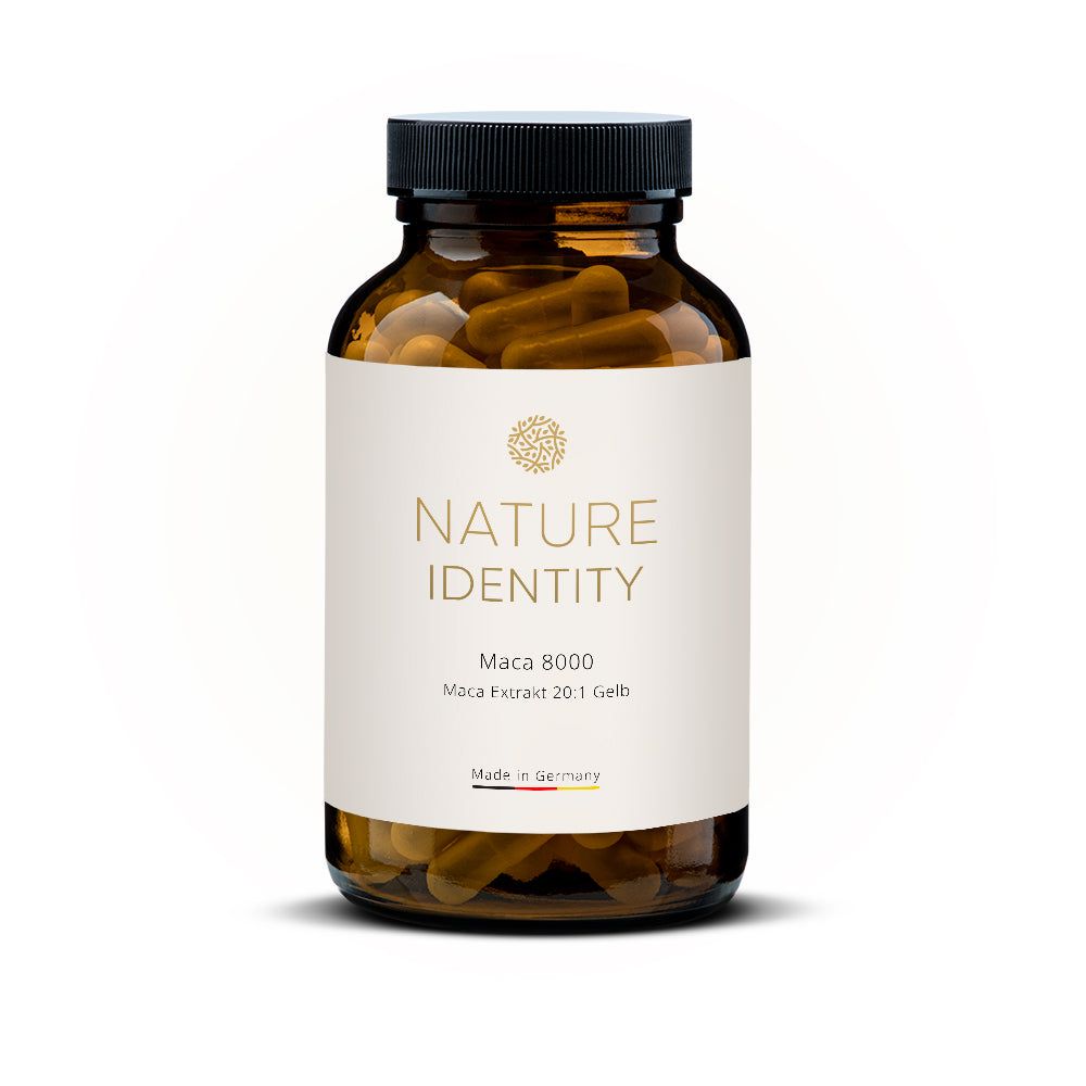 Braune Glasflasche mit Kapseln. Etikett mit "NATURE IDENTITY Maca 8000". Made in Germany.