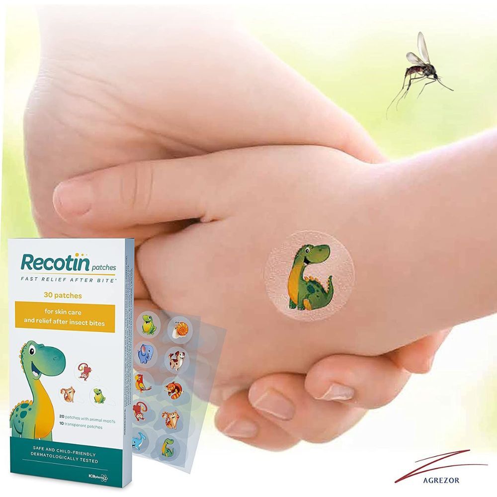 Kind mit Mückenpflaster auf der Hand. Verpackung und einzelne Pflaster mit Tiermotiven sichtbar.