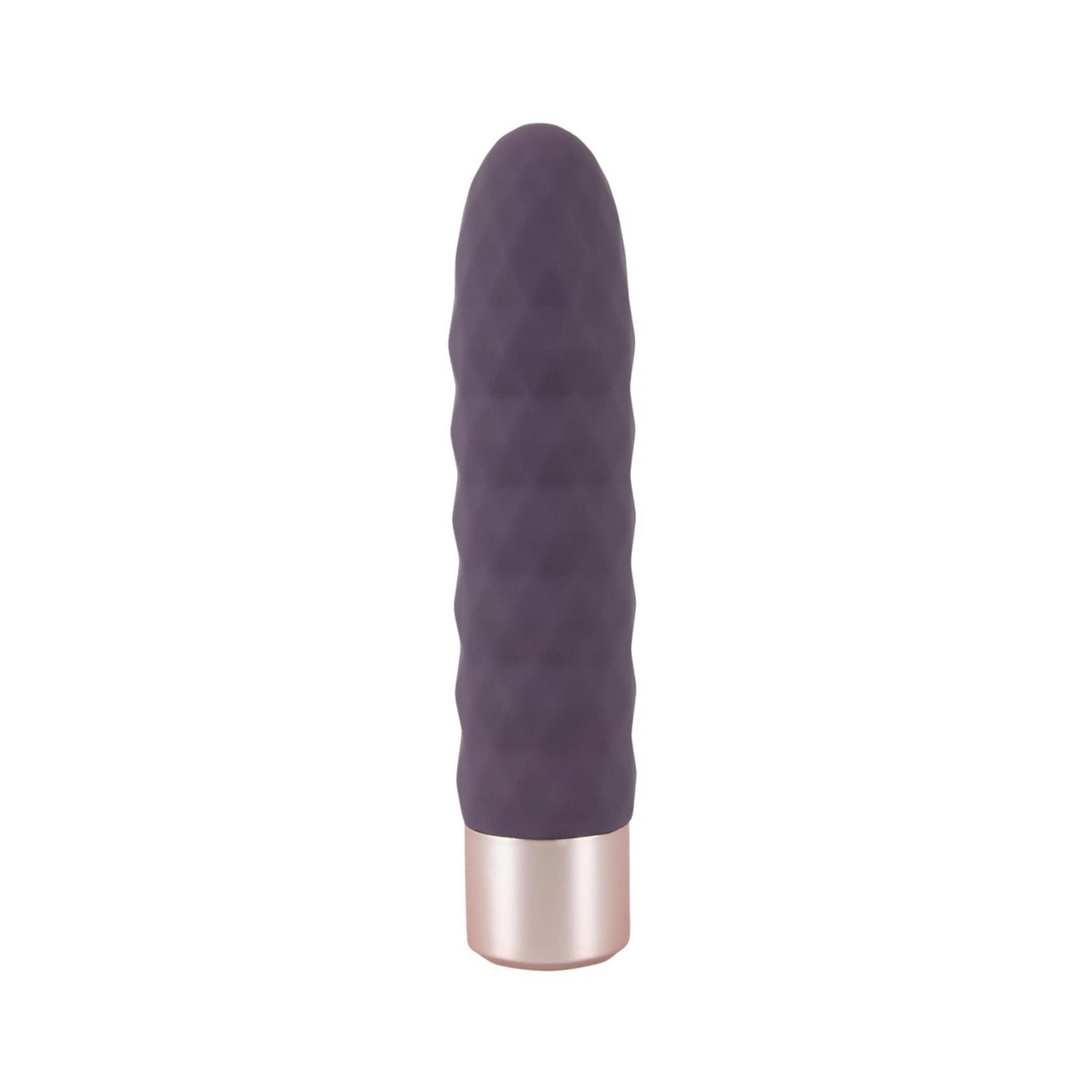 Dunkelvioletter Vibrator mit geriffelter Oberfläche. Goldfarbener Sockel. Zylindrische Form.