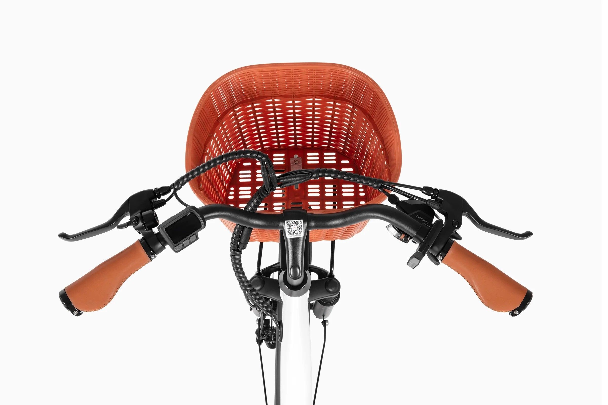 Draufsicht auf Lenker, Korb und Bremshebel eines weißen Elektrofahrrads. Braune Griffe.