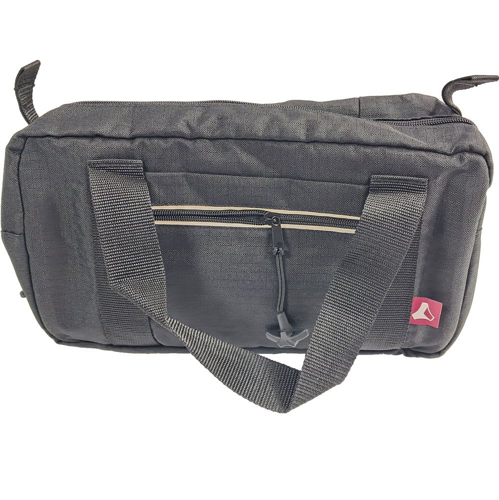Dunkelgraue Tasche mit Reißverschluss und Tragegriffen. Kleines rotes Logo mit weißem Fußabdruck. Beige Linie am Reißverschluss.