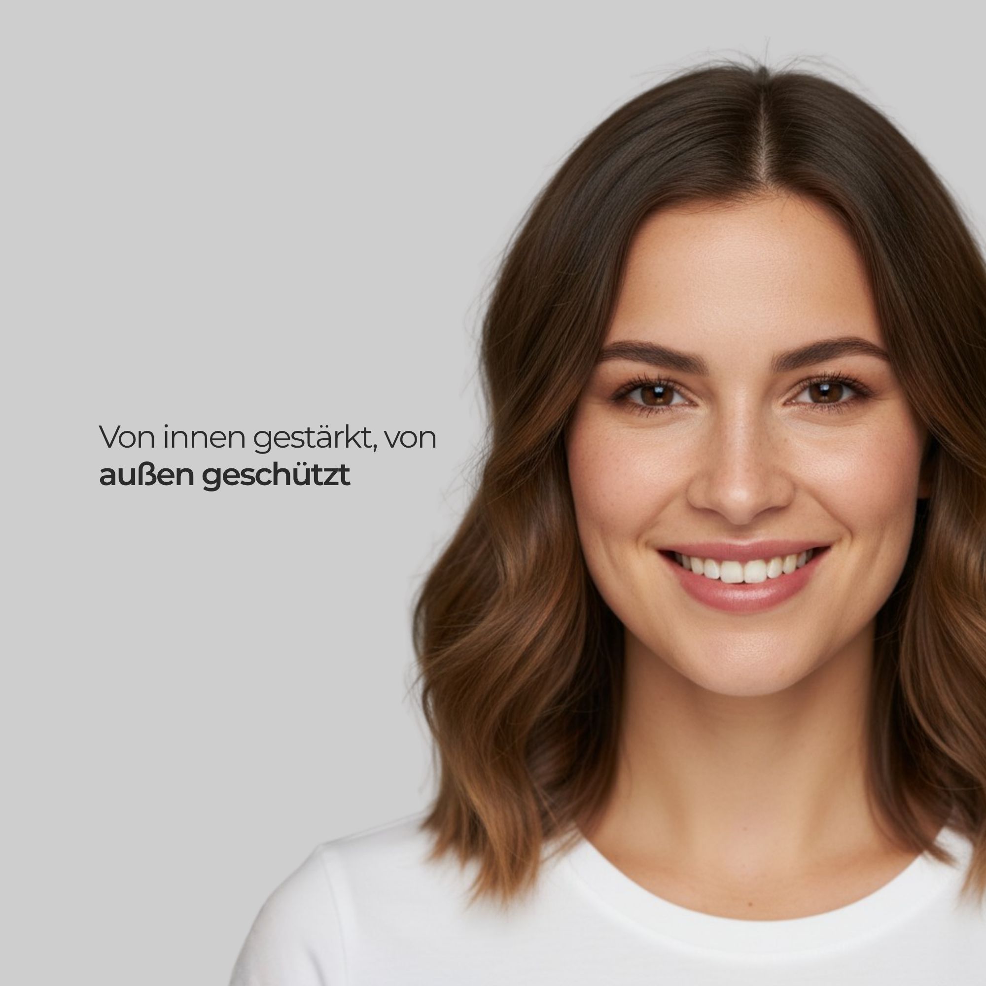 Porträt einer lächelnden Frau. Text: Von innen gestärkt, von außen geschützt.