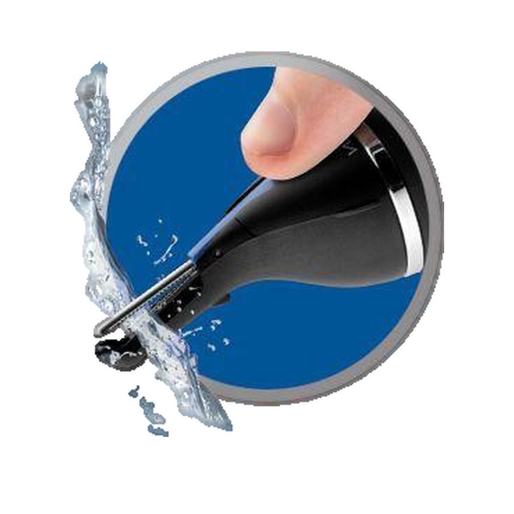 Schwarzer Nasen-/Ohrenhaartrimmer mit silbernem Akzent, Wasser spritzt aus dem Gerät. Ein Finger hält das Gerät.