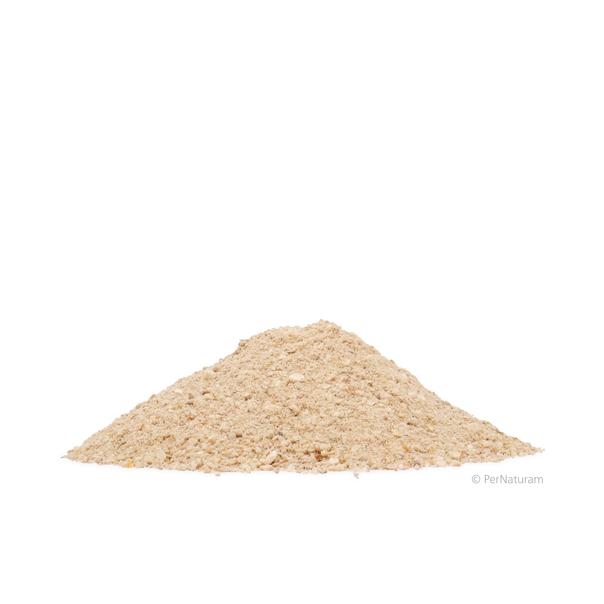 Haufen von hellbraunem, körnigem Material. Der Name PerNaturam ist am unteren rechten Rand zu sehen.