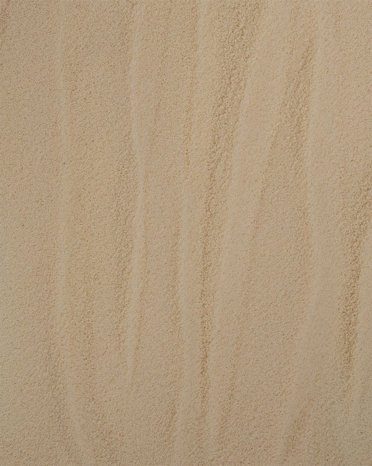 Nahaufnahme von hellem Pulver. Wellenförmige Struktur. Helle, beige Farbe.