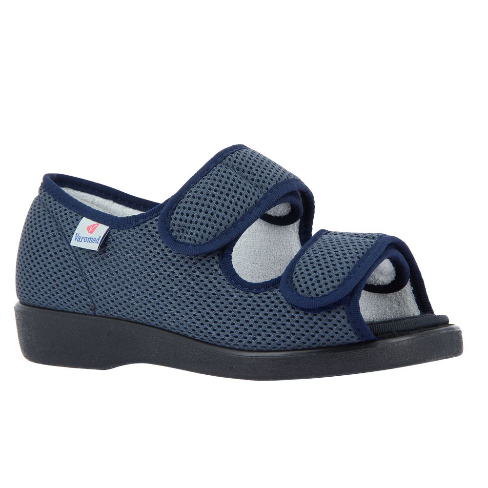 Blauer Varomed Halbschuh mit Klettverschlüssen. Offene Zehenpartie, Mesh-Obermaterial, schwarze Sohle. Logo am Schuh.