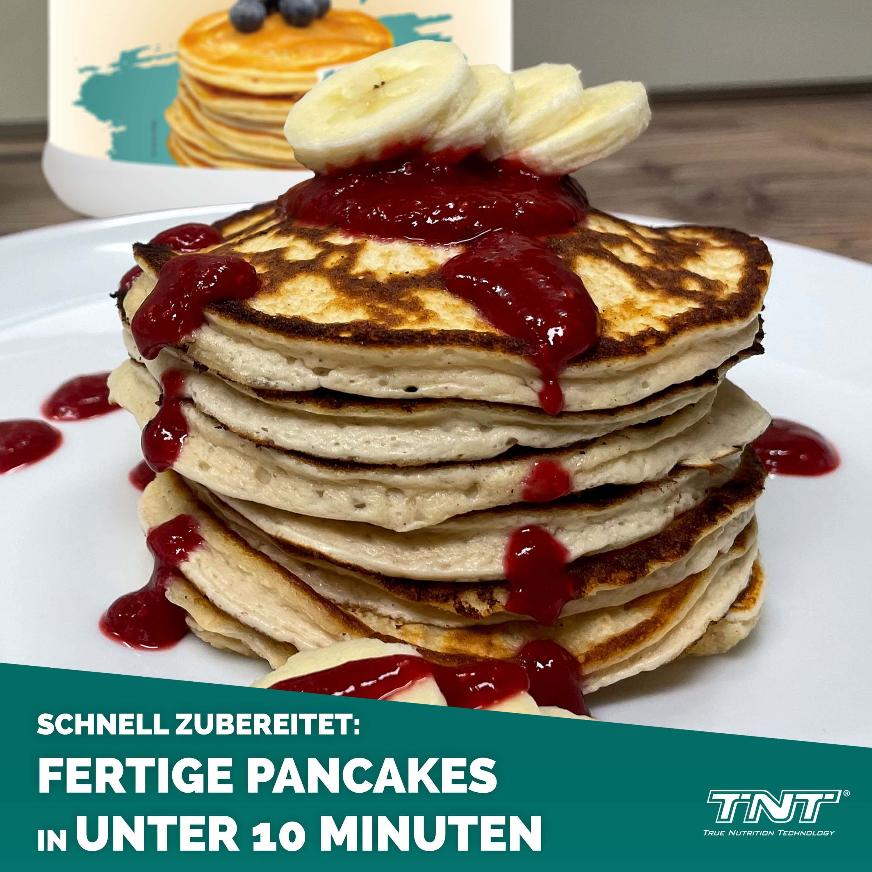 Teller mit gestapelten Pancakes, belegt mit Bananenscheiben und roter Sauce. Text: "Schnell zubereitet: Fertige Pancakes in unter 10 Minuten".