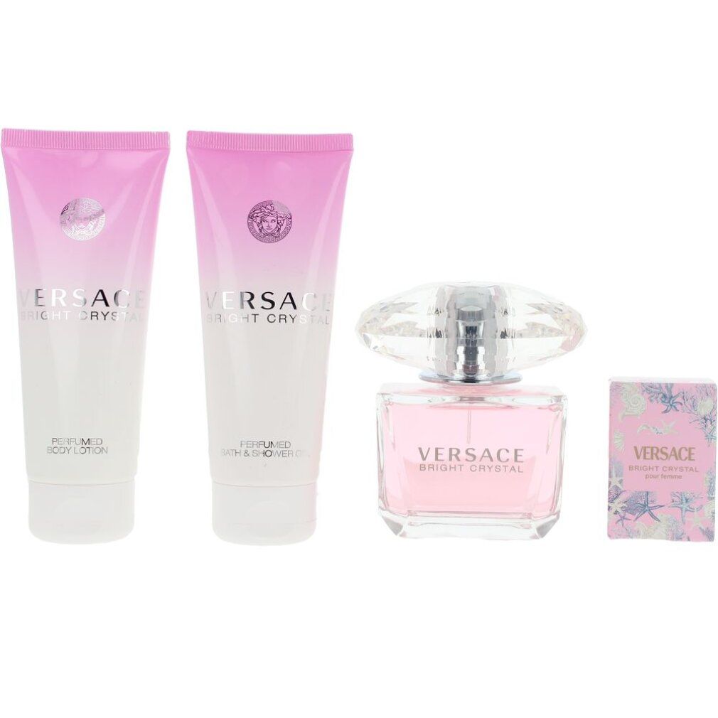 Geschenkset mit zwei Tuben, einer Parfumflasche und einer kleinen Schachtel. Rosa und weißes Farbschema mit Versace-Logo.
