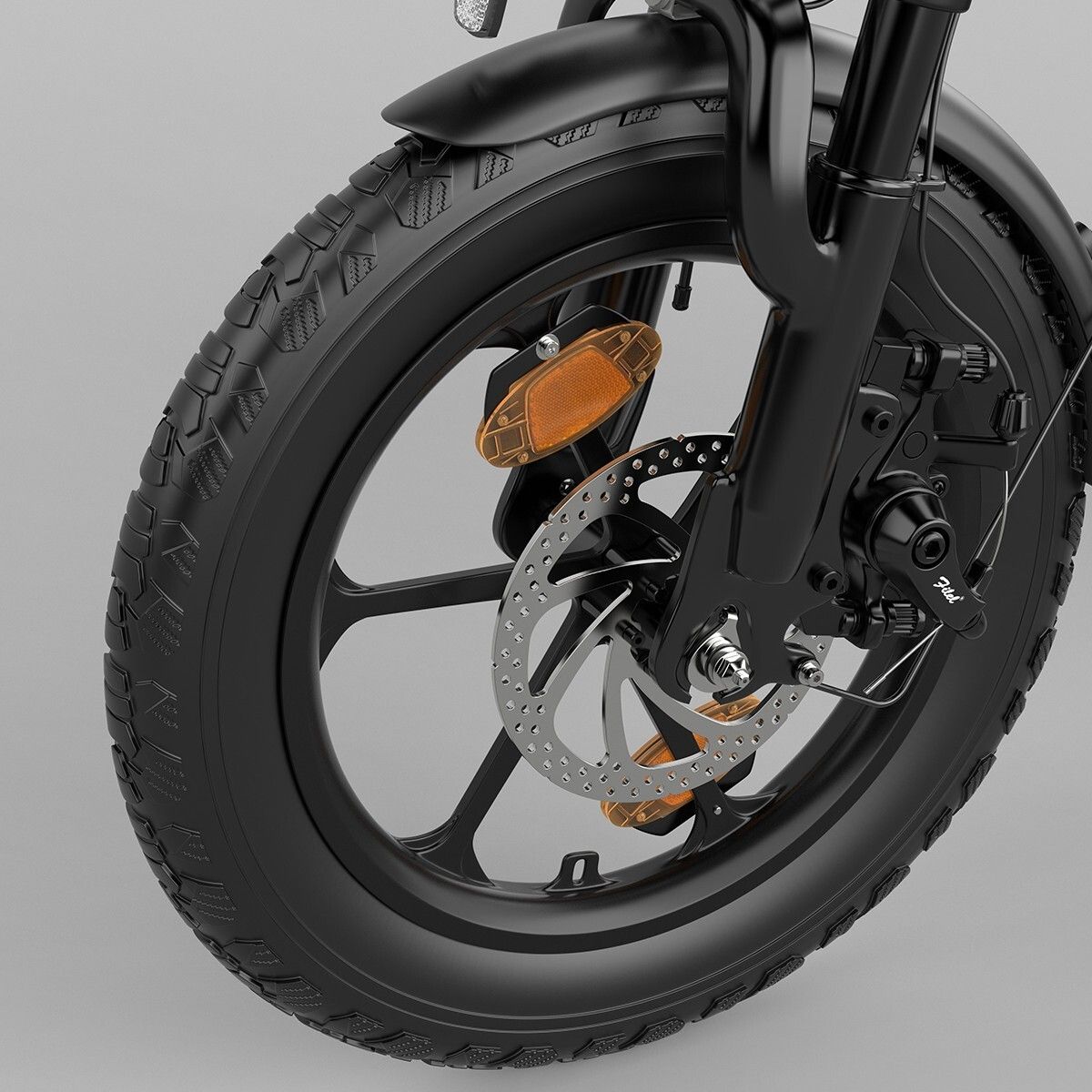 Vorderrad eines Elektrofahrrads. Schwarzer Reifen, Bremsscheibe und Schutzblech.