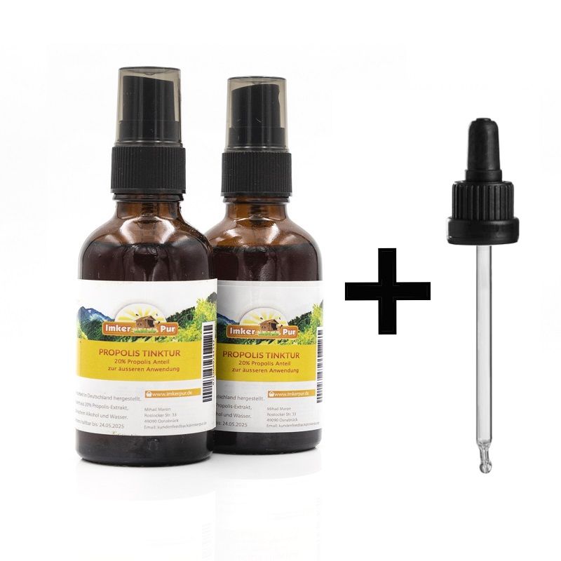 Zwei braune Flaschen mit Sprühaufsatz und Etikett. Eine Pipette liegt daneben. Auf dem Etikett steht "ImkerPur Propolis Tinktur".