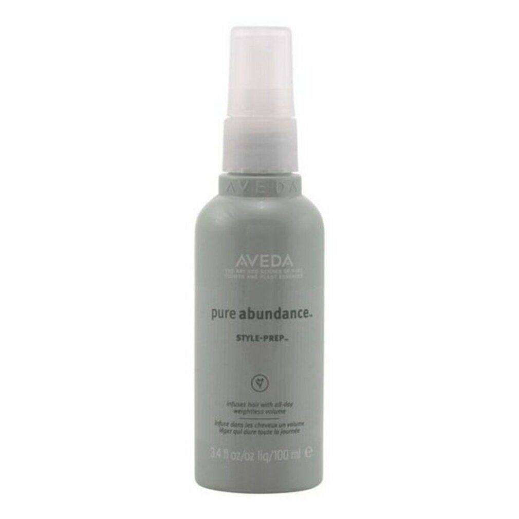 Graue Flasche mit weißem Sprühkopf. Aufschrift: Aveda, pure abundance, Style-Prep. Text: Infuse hair with all-day weightless volume.