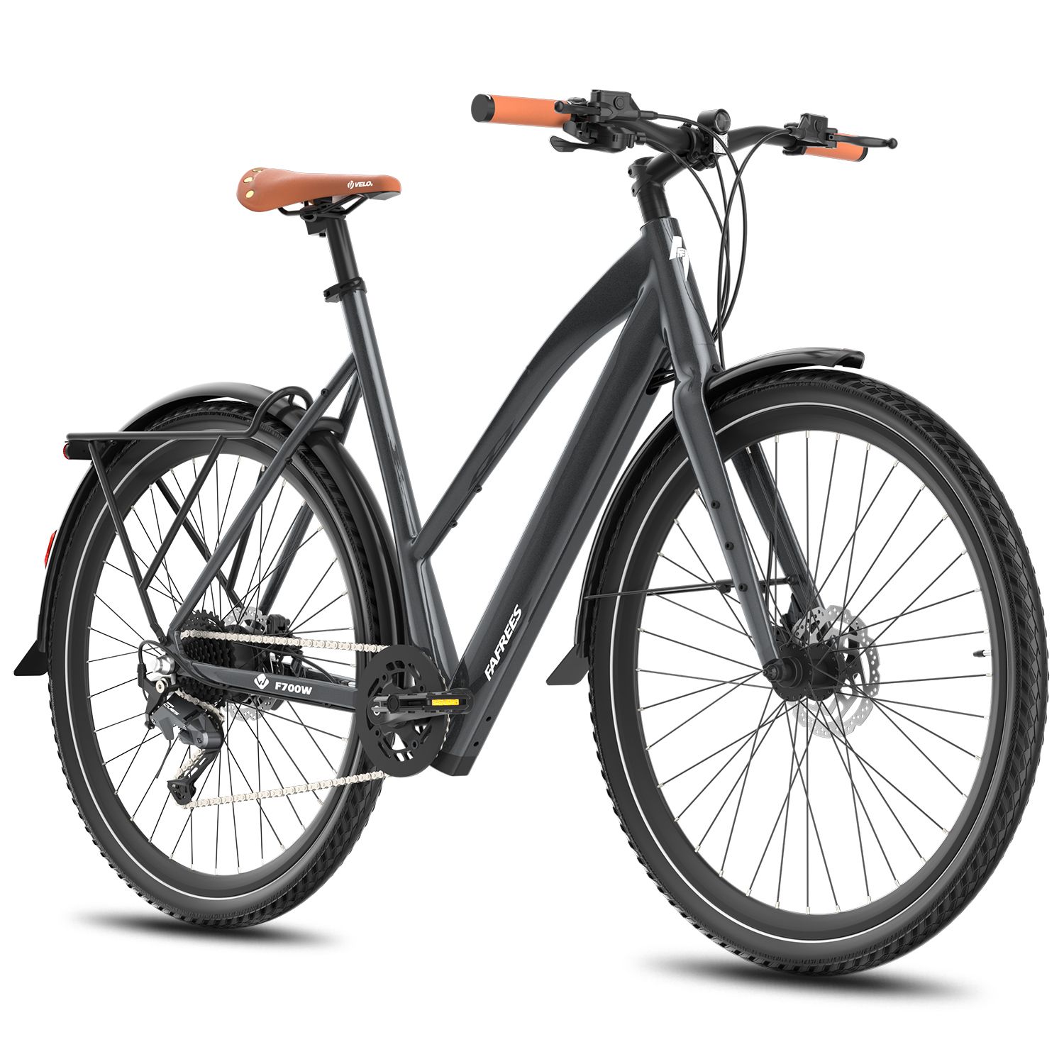 Dunkelgraues E-Bike mit braunem Sattel und orangefarbenen Griffen. Schwarze Reifen und Schutzbleche. Seitliche Ansicht.
