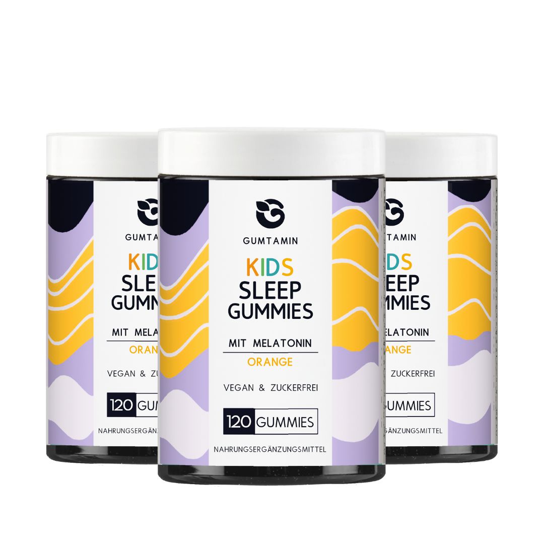 Drei Gläser GUMTAMIN Kids Sleep Gummies. Aufschrift: Kids Sleep Gummies mit Melatonin, Orange, vegan & zuckerfrei, 120 Gummies.