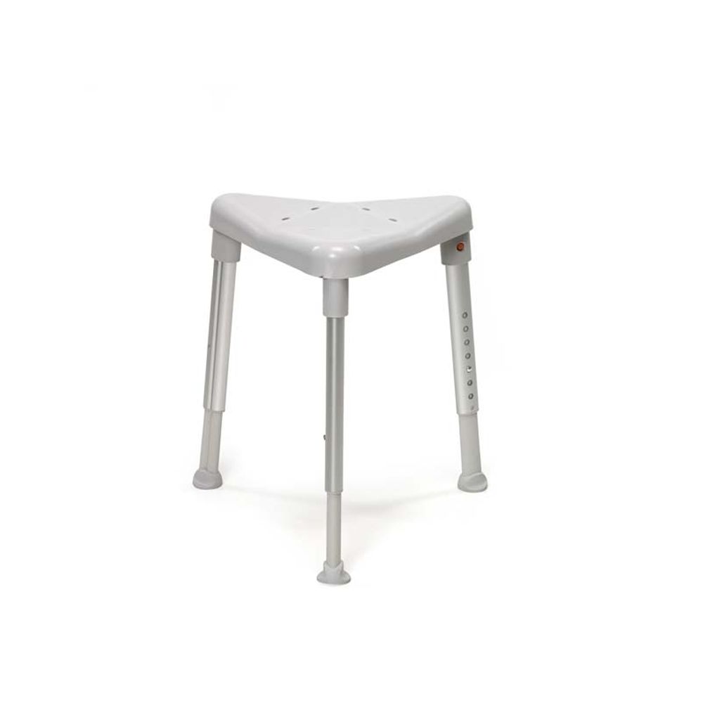 Dreibeiniger Duschhocker, grau, höhenverstellbar. Dreieckige Sitzfläche mit Löchern. Aluminiumbeine.
