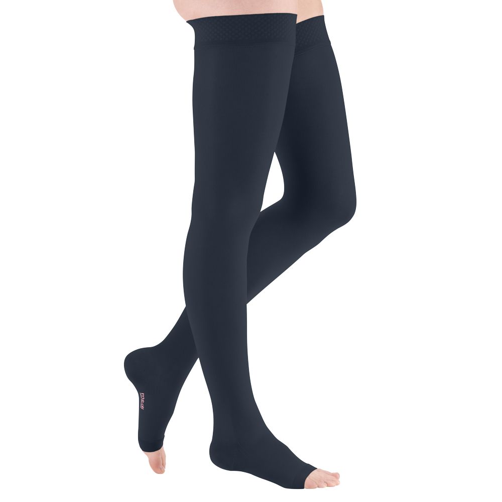 Schwarze Kompressionsstrümpfe bis zum Oberschenkel. Offene Fußspitze. Marke am Fuß sichtbar.
