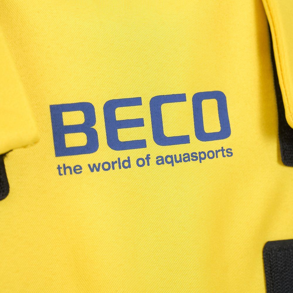 Nahaufnahme des Logos "BECO" auf gelbem Hintergrund, Text "the world of aquasports".