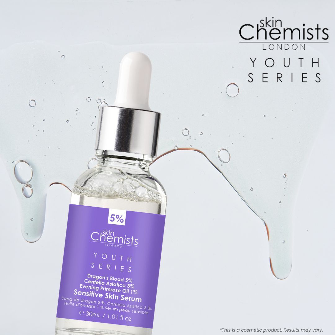 Produktflasche mit Flüssigkeit. Flasche mit Pipette, lila Etikett mit Text: SkinChemists, Youth Series, Sensitive Skin Serum. Flüssigkeit.