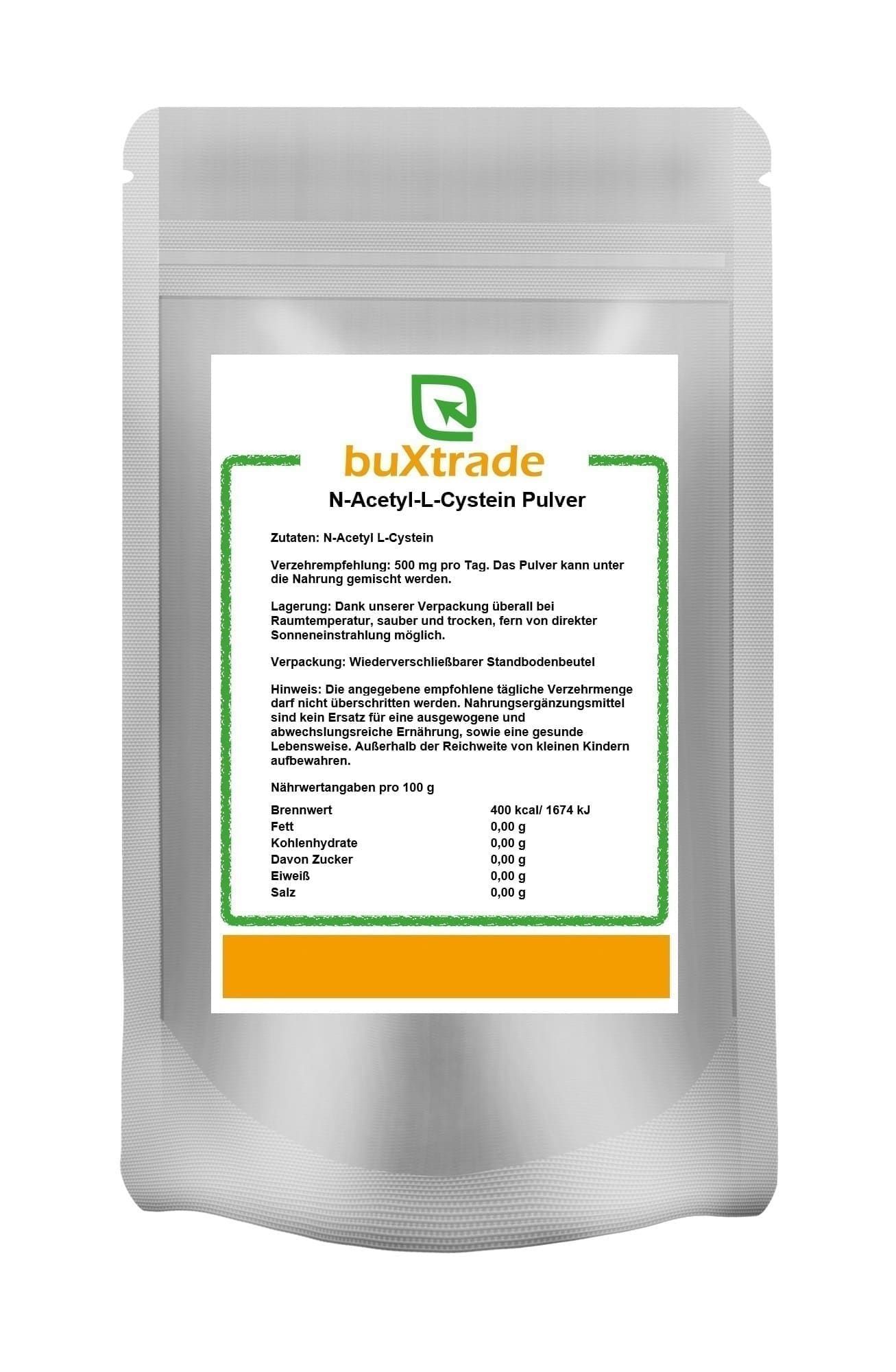 Beutel mit weißem Etikett. Aufschrift: buXtrade N-Acetyl-L-Cystein Pulver. Grüne Umrandung mit Text und Nährwertangaben.