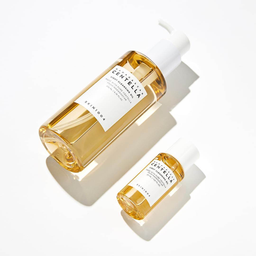 Zwei Flaschen SKIN1004 Madagascar Centella Light Cleansing Oil in verschiedenen Größen, auf weißem Hintergrund.