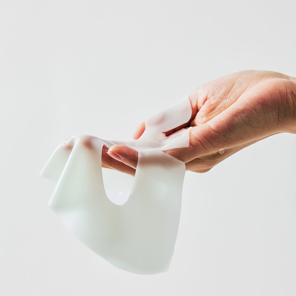 Hand hält eine Biodance Refreshing Sea Kelp Real Deep Mask.