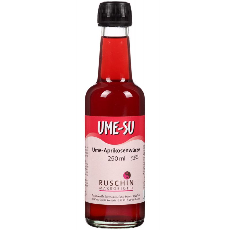 Glasflasche mit roter Flüssigkeit und schwarzem Deckel. Etikett mit "UME-SU", "Ume-Aprikosenwürze", "250 ml", "vegan" und "RUSCHIN".