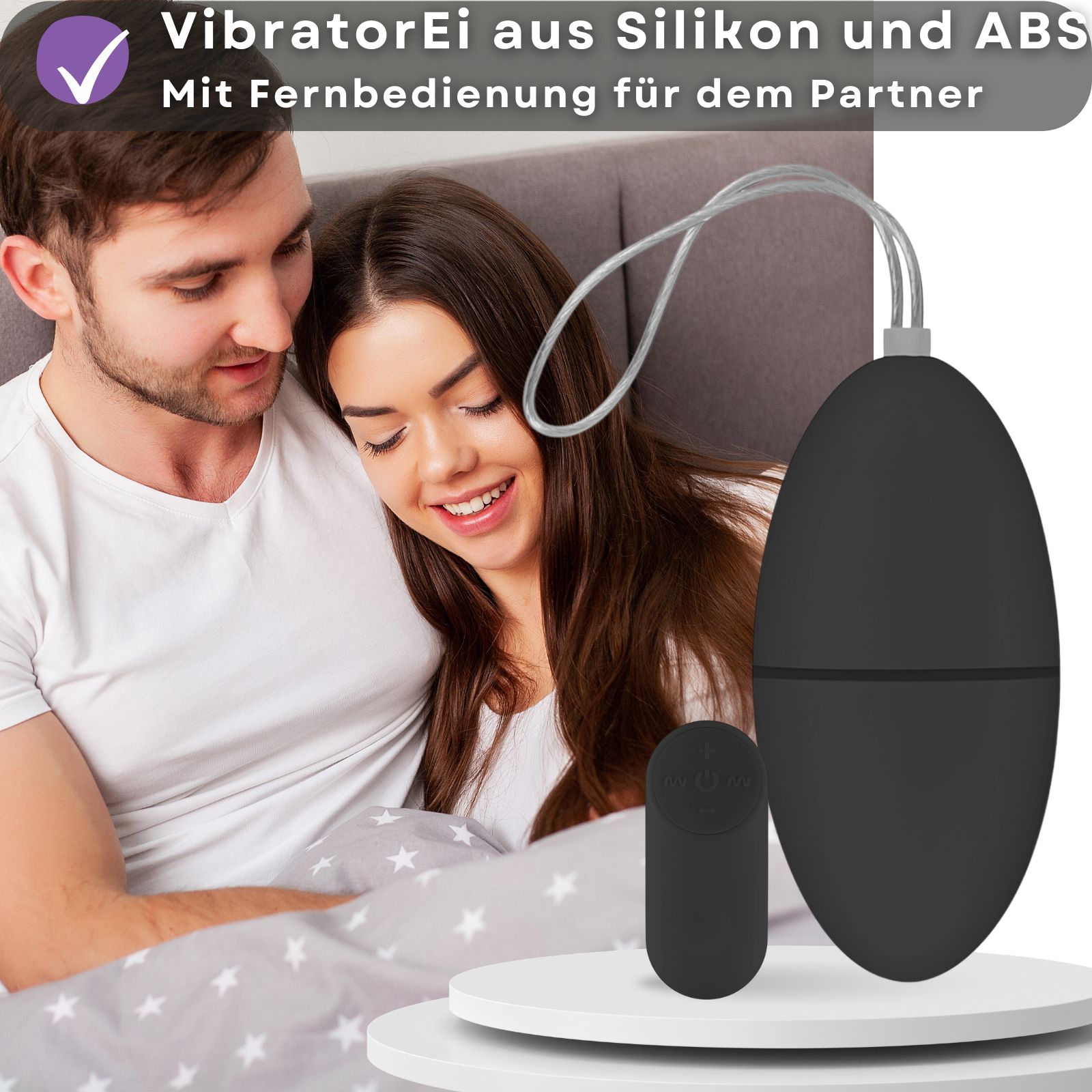 Paar im Bett. Produkt: Ei-Vibrator und Fernbedienung. Text: Vibrator Ei aus Silikon und ABS, mit Fernbedienung für den Partner.