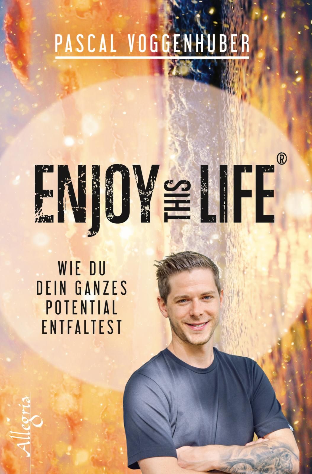 Buchcover mit dem Titel "Enjoy this Life". Autor: Pascal Voggenhuber. Ein Mann lächelt vor einem abstrakten Hintergrund.