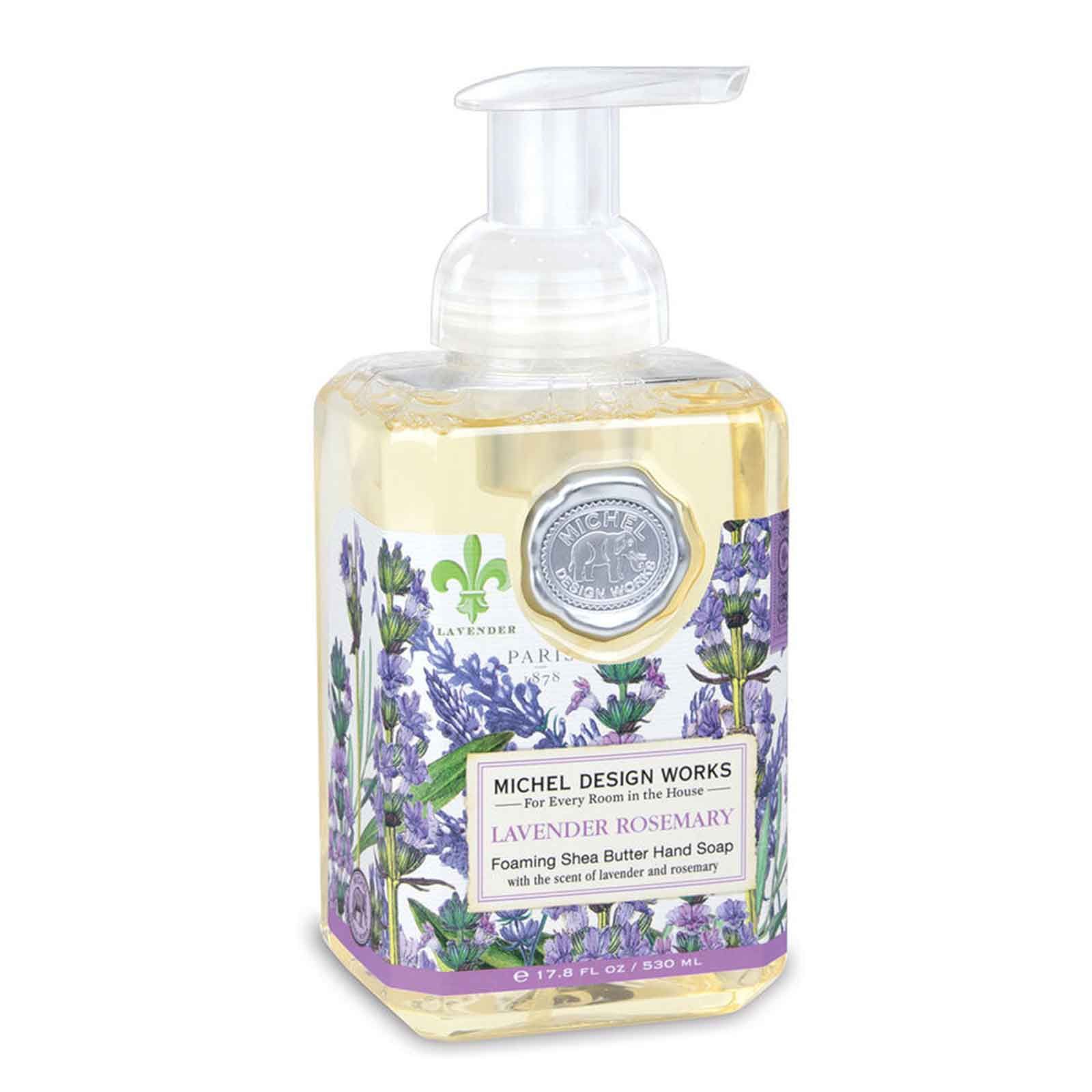 Quadratische Flasche mit Lavendel-Rosmarin-Handseife, goldfarbenem Etikett und Spender.