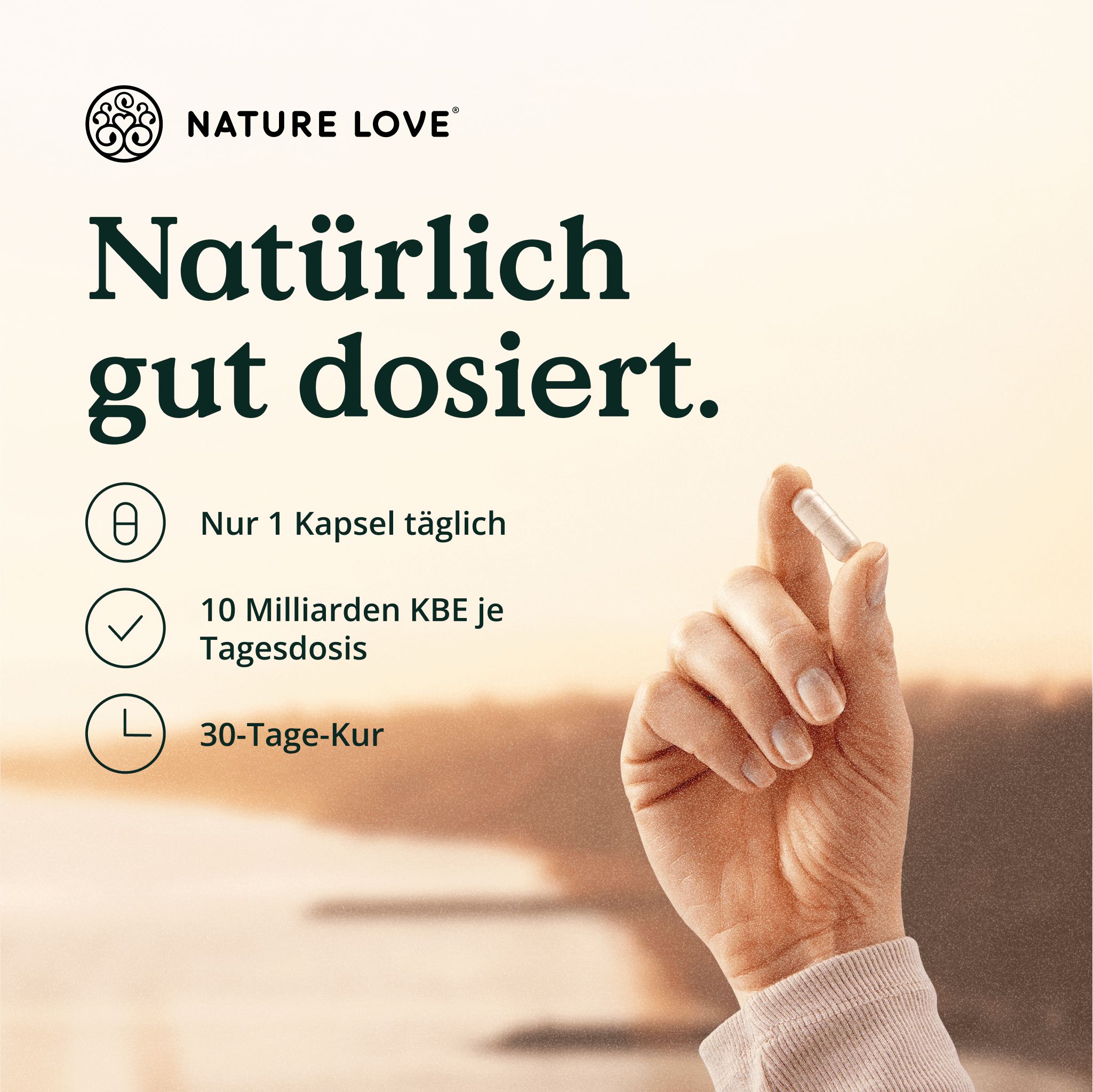 Hand hält eine Kapsel. Text: Nur 1 Kapsel täglich, 10 Milliarden KBE je Tagesdosis, 30-Tage-Kur. Text: Natürlich gut dosiert.