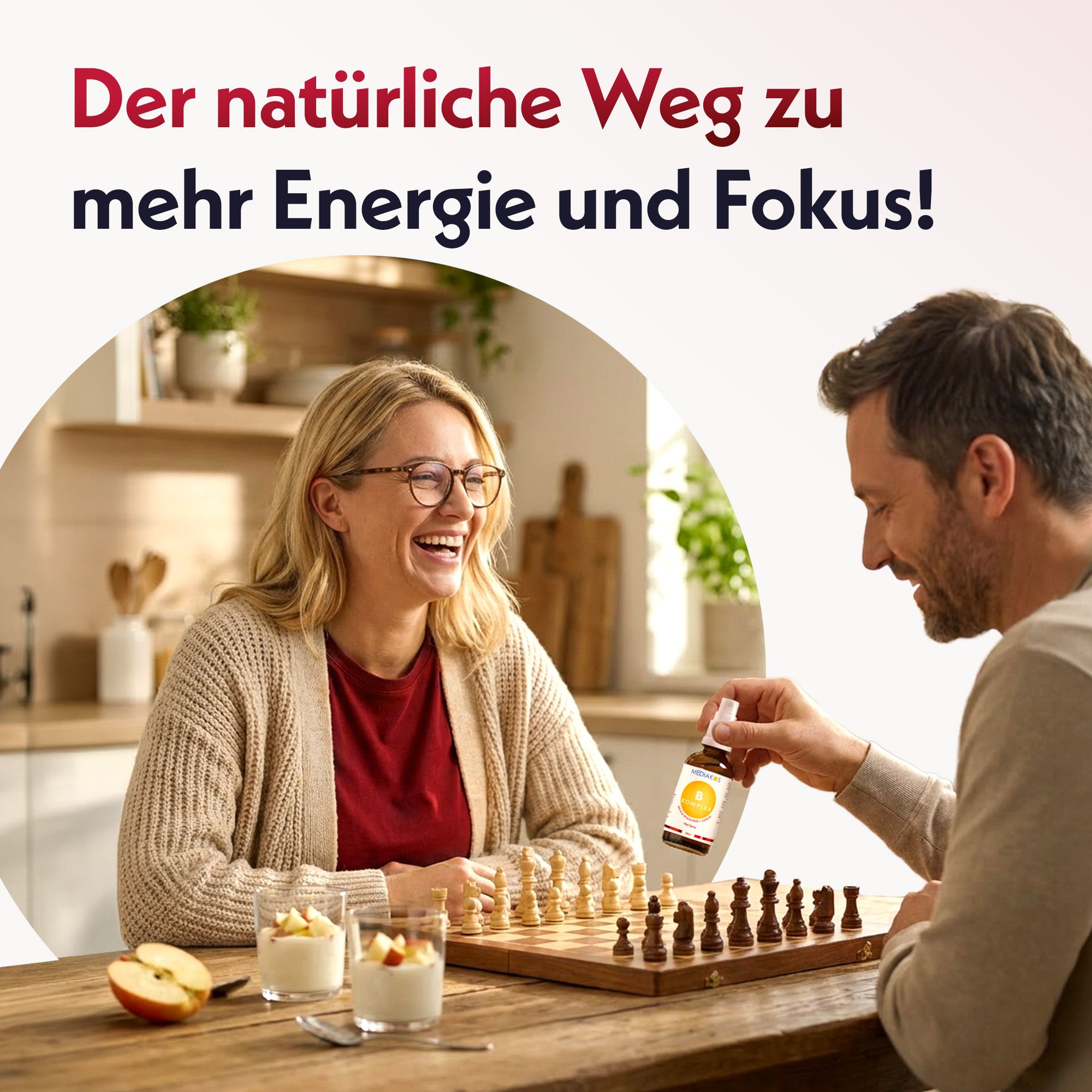 Mann und Frau spielen Schach. Frau hält Sprühflasche. Auf dem Tisch: Obst und Joghurt. Schachbrett.