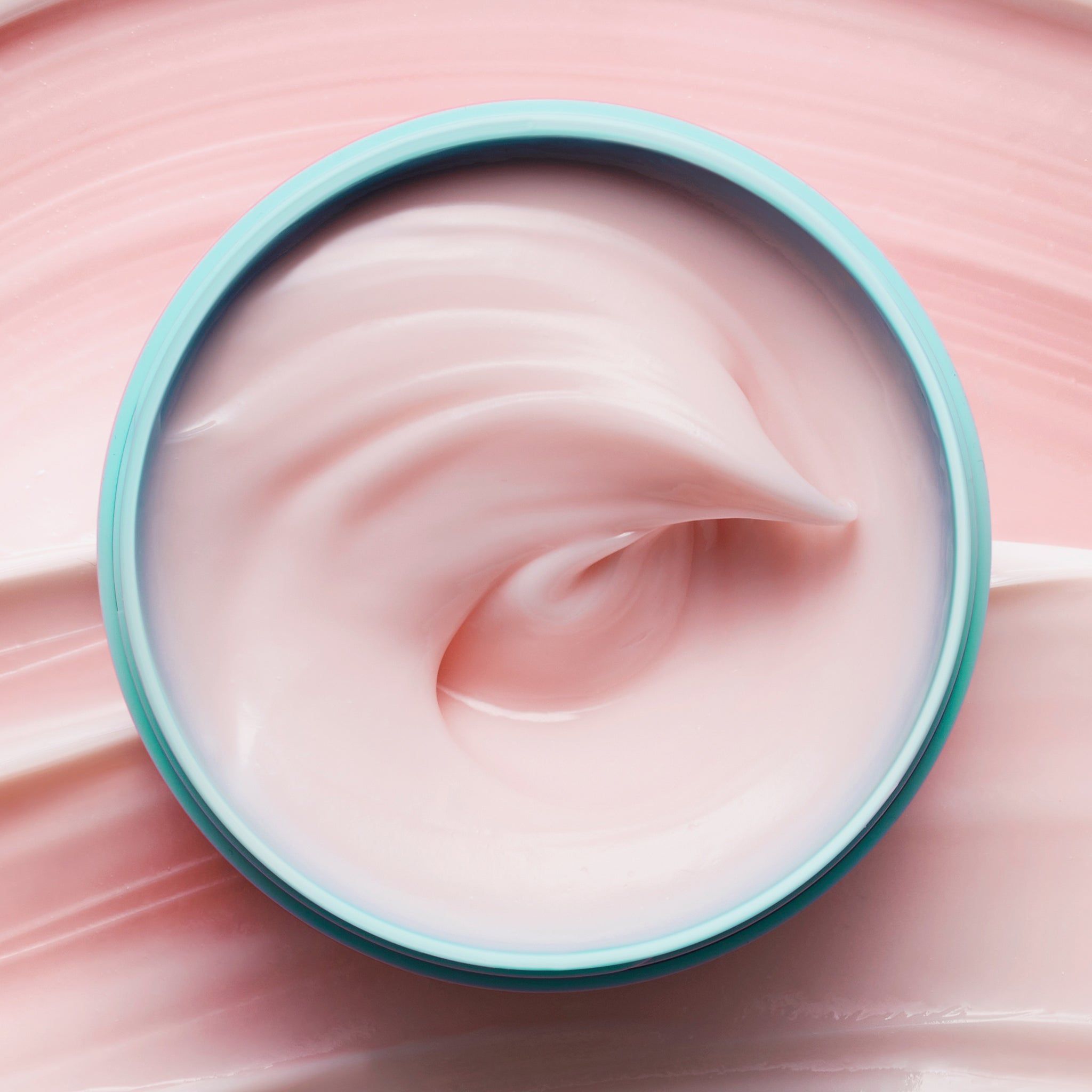 Dose mit rosa Haarmaske. Türkisfarbener Rand. Draufsicht. Rosa Hintergrund mit wellenförmigen Linien.
