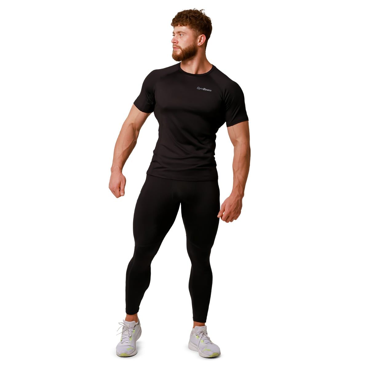 Mann in schwarzer Laufleggings und T-Shirt, Ganzkörperansicht. GymBeam-Logo sichtbar.