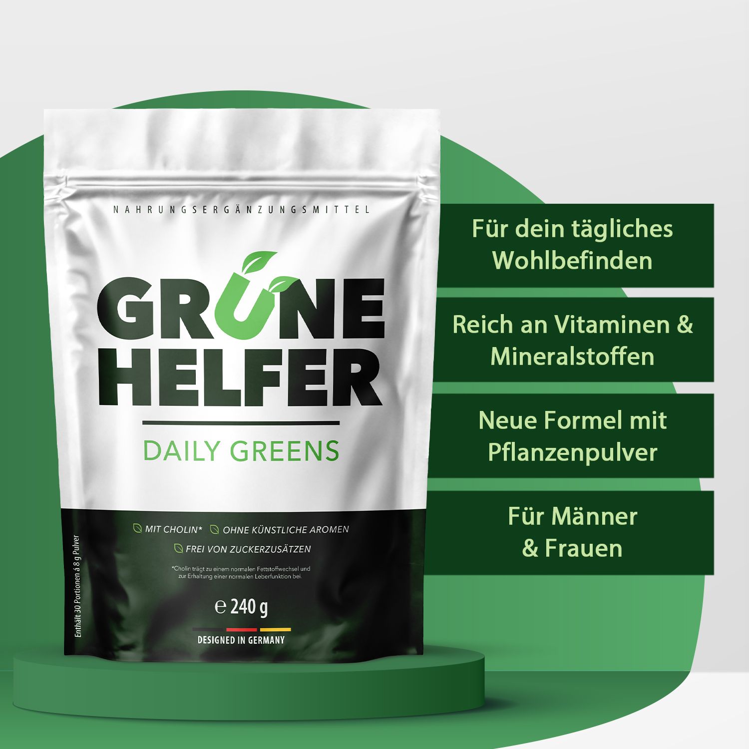 Produktbeutel auf grünem Podest. Text: "Grüne Helfer Daily Greens". Zusätzliche Texte: "Für dein tägliches Wohlbefinden", "Reich an Vitaminen & Mineralstoffen".