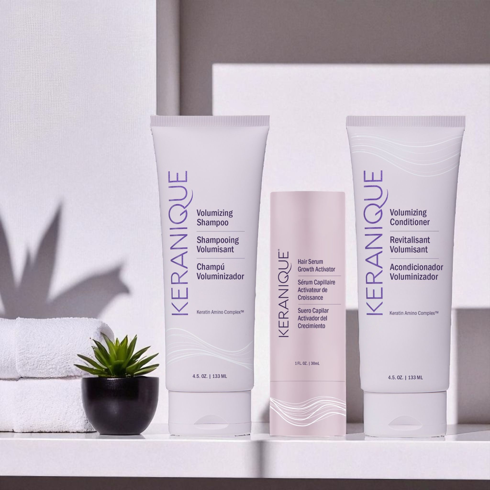 Keranique-Produkte: Shampoo, Serum und Conditioner. Auf einem Regal platziert.