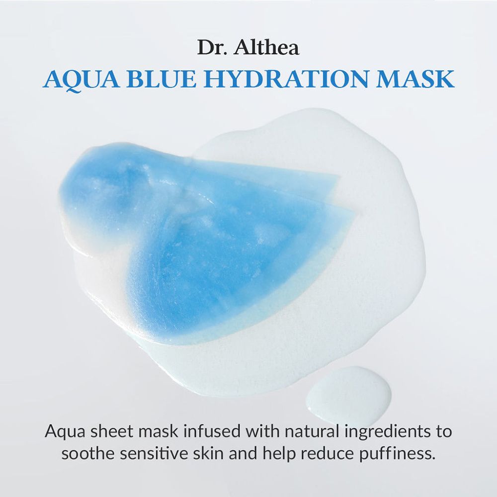 Blaue Tuchmaske mit Serum-Tropfen auf weißem Hintergrund.