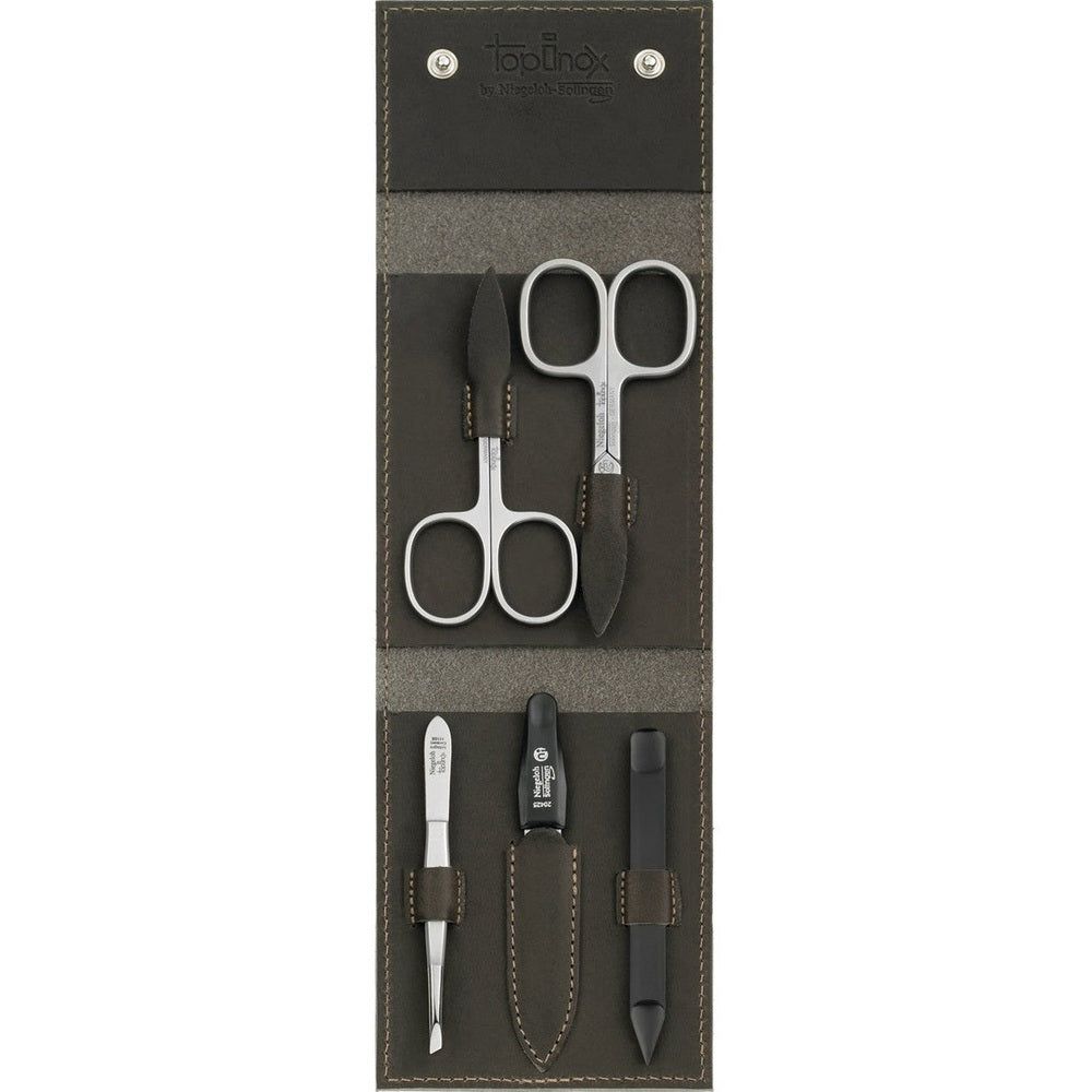 Etui mit Maniküre-Set. Enthält Schere, Pinzette, Nagelfeile und Werkzeuge. Dunkelbraunes Lederetui mit silbernen Werkzeugen.